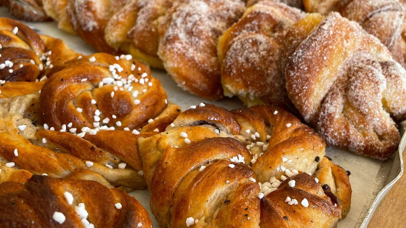 Nybakade bullar med mycket smör och socker